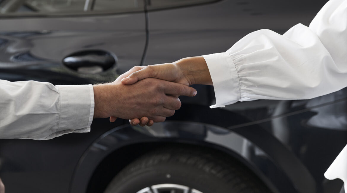 Locação de Veículos Blindados: Mobilidade e Proteção em Um Só Serviço 1 mulher desfrutando de sua independencia financeira ao comprar carro